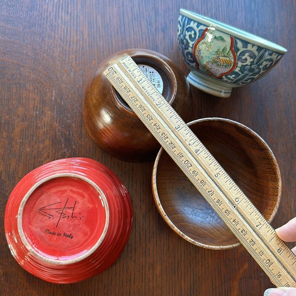 4 wee bowls. 3 from Japan: 2 wood and 1 ceramic w sweet painted theme +1 Italy - Picture 12 of 16